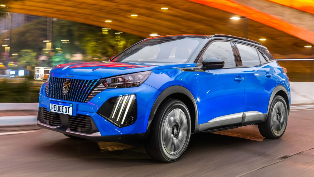 Peugeot e-2008 2025 traz boas mudanças, mas erra (de novo) no preço